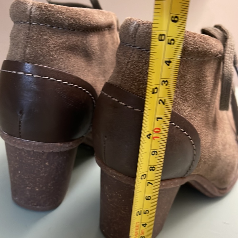 Clarks 7 leather/suede ankle tie heal booties - Picture 6 of 6